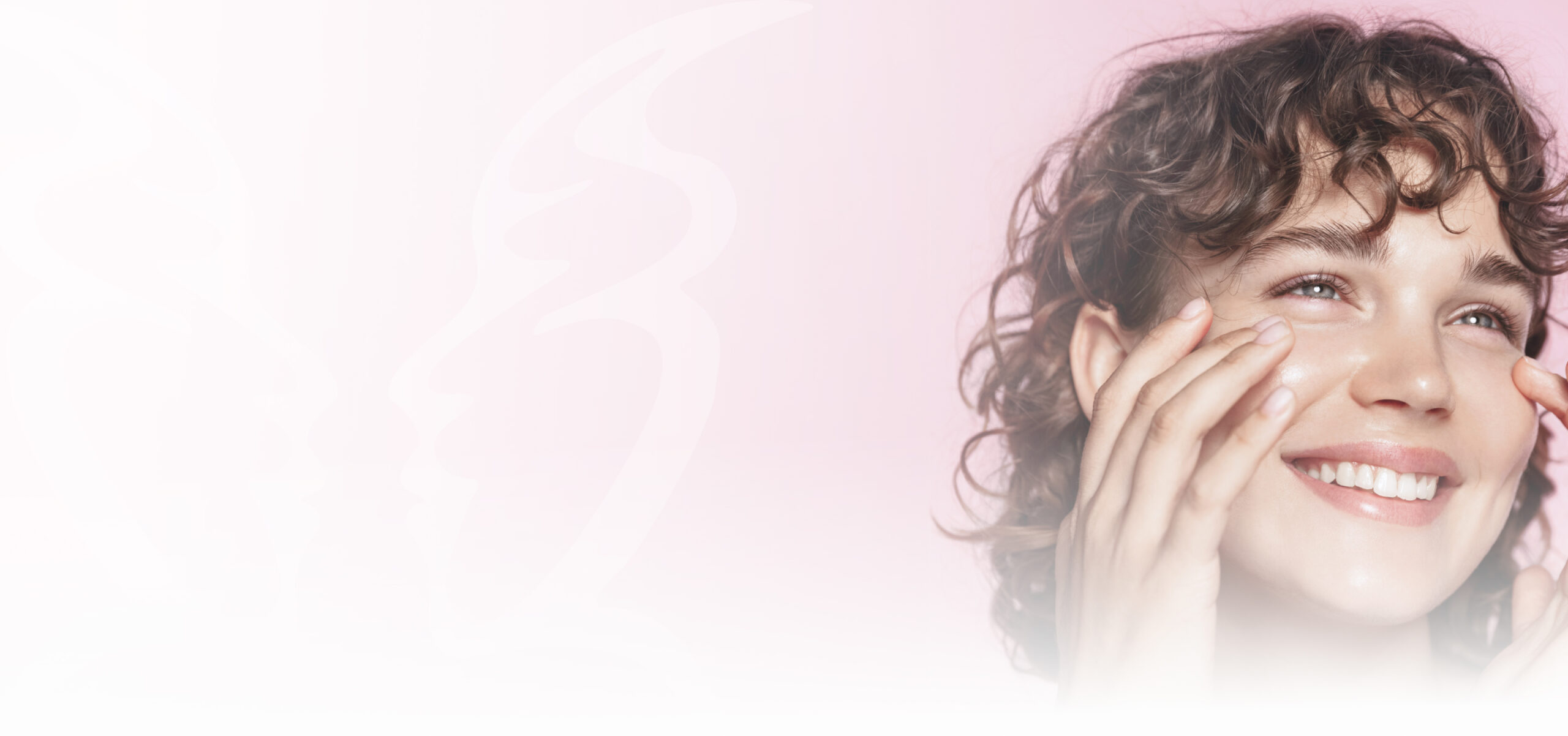 Jeune femme souriante qui se touche les joues avec ses mains chirurgie esthetique | Dr Souad Debache Evreux