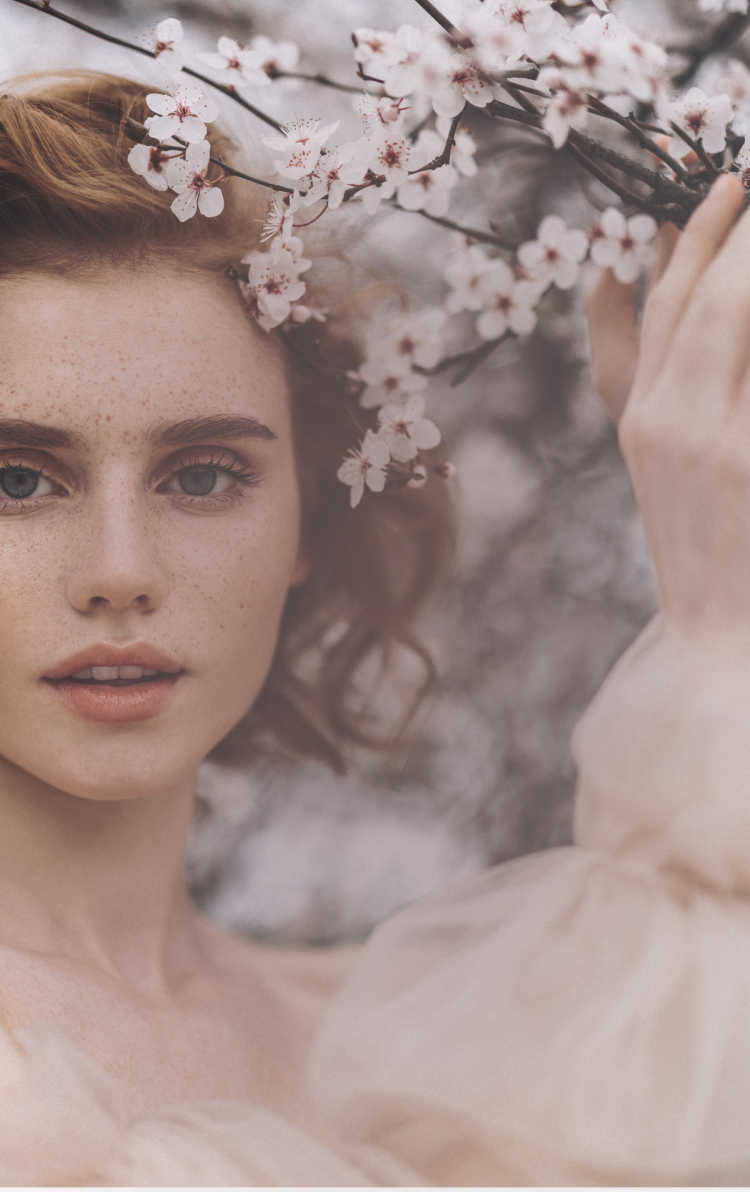 Photo d une jolie jeune femme avec des fleurs dans les mains Dr souad debache Chirurgien maxillo facial et esthetique | Dr Souad Debache Evreux