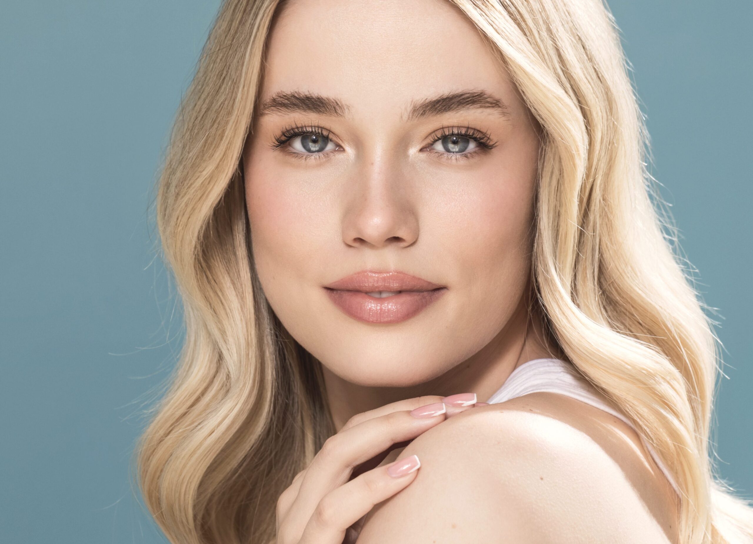 Photo de profil stylisee d une jolie femme regardant la camera Hydrafacial | Dr Souad Debache Evreux