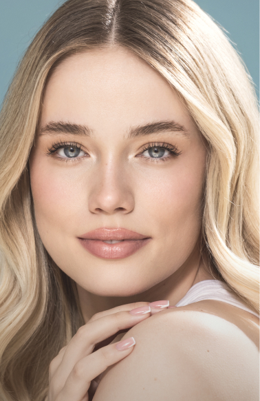 Photo de profil stylisee d une jolie femme regardant la camera Hydrafacial | Dr Souad Debache Evreux