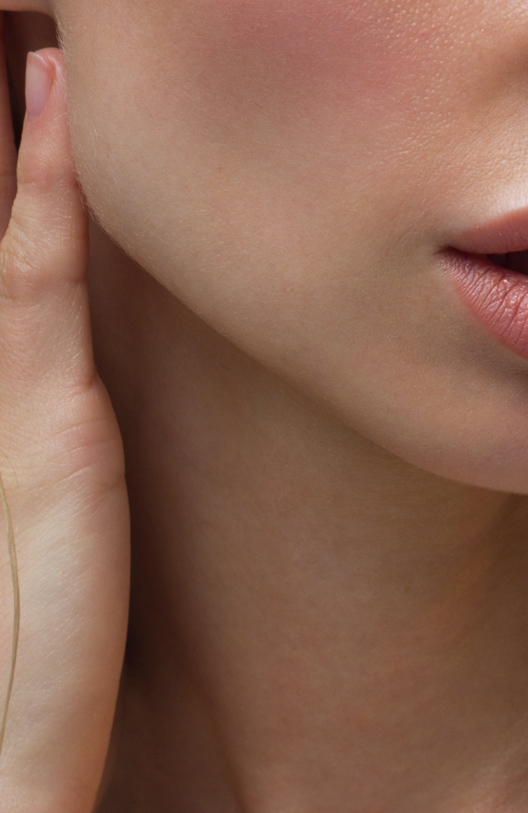 Photo du visage d une jeune femme montrant sa bouche et son cou chirurgie carcinologique| Dr Souad Debache Evreux