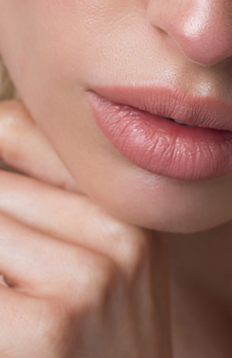 Vue rapprochee sur la bouche d une jolie femme stomatologie | Dr Souad Debache Evreux